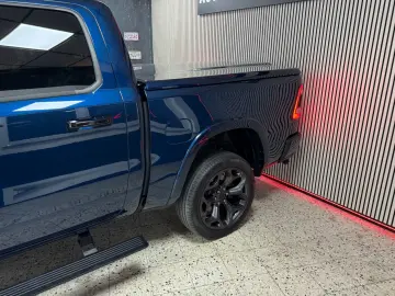 DODGE RAM 5.7 HEMI 4X4 LIMITED LCD TACHO PANO ACC 360
