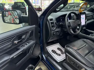 DODGE RAM 5.7 HEMI 4X4 LIMITED LCD TACHO PANO ACC 360