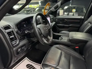 DODGE RAM 5.7 HEMI 4X4 LIMITED LCD TACHO PANO ACC 360