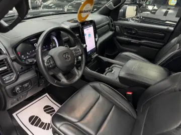 DODGE RAM 5.7 HEMI 4X4 LIMITED LCD TACHO PANO ACC 360