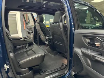 DODGE RAM 5.7 HEMI 4X4 LIMITED LCD TACHO PANO ACC 360