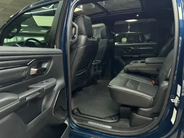 DODGE RAM 5.7 HEMI 4X4 LIMITED LCD TACHO PANO ACC 360