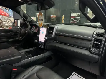 DODGE RAM 5.7 HEMI 4X4 LIMITED LCD TACHO PANO ACC 360
