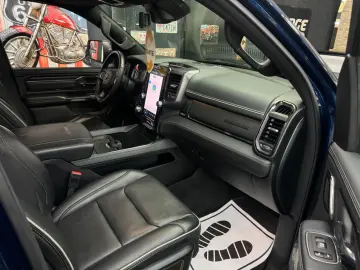 DODGE RAM 5.7 HEMI 4X4 LIMITED LCD TACHO PANO ACC 360