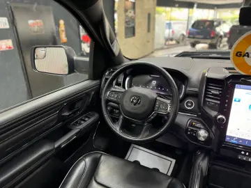 DODGE RAM 5.7 HEMI 4X4 LIMITED LCD TACHO PANO ACC 360