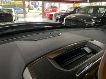 DODGE RAM 5.7 HEMI 4X4 Rebel  LCD-Tacho  Pano 12 NAVI