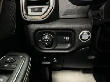 DODGE RAM 5.7 HEMI 4X4 Rebel  LCD-Tacho  Pano 12 NAVI