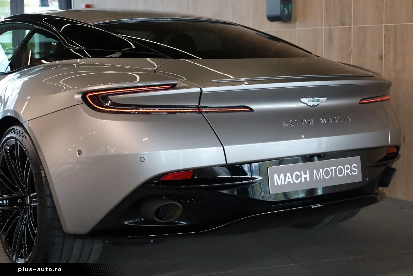 ASTON MARTIN DB12 4.0 V8