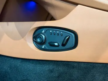 ASTON MARTIN DB12 4.0 V8
