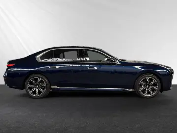 BMW 740d xDrive TV-Fond-Entertainment Autobahnass.
