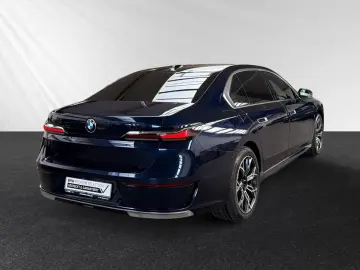 BMW 740d xDrive TV-Fond-Entertainment Autobahnass.
