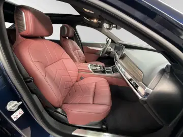 BMW 740d xDrive TV-Fond-Entertainment Autobahnass.
