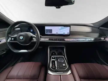 BMW 740d xDrive TV-Fond-Entertainment Autobahnass.