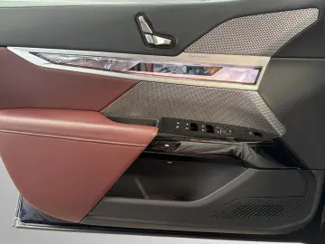 BMW 740d xDrive TV-Fond-Entertainment Autobahnass.