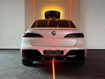 BMW 740d xD 4xMASSG MPRO SKY TV KRIST EXC.LNG B&W 21