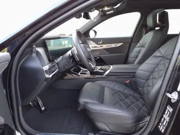 BMW 740d xDr M SPORT FondEnt SkyL StHz 360 B&W DAPro