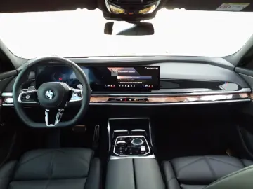 BMW 740d xDr M SPORT FondEnt SkyL StHz 360 B&W DAPro