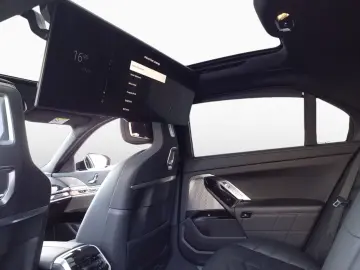 BMW 740d xDr M SPORT FondEnt SkyL StHz 360 B&W DAPro