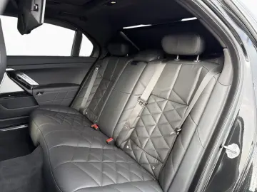 BMW 740d xDr M Sport Fond-Ent StHz SkyL Autobahn B&W