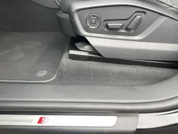 AUDI Q8 50 TDI quattro Matrix B&O Pano HuD AHK 360
