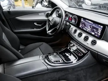 MERCEDES-BENZ E 300e Avantgarde AHK LED Kamera Navi