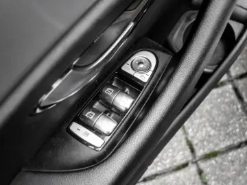 MERCEDES-BENZ E 300e Avantgarde AHK LED Kamera Navi