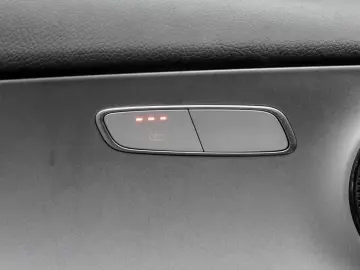 MERCEDES-BENZ E 300e Avantgarde AHK LED Kamera Navi