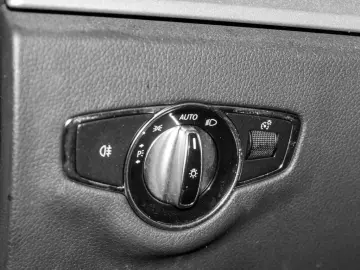 MERCEDES-BENZ E 300e Avantgarde AHK LED Kamera Navi