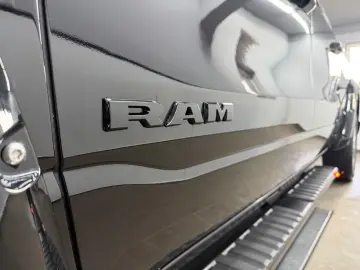 DODGE RAM 1500 5.7 V8 HEMI eTORQUE Bighorn
