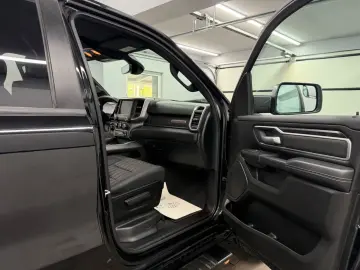 DODGE RAM 1500 5.7 V8 HEMI eTORQUE Bighorn