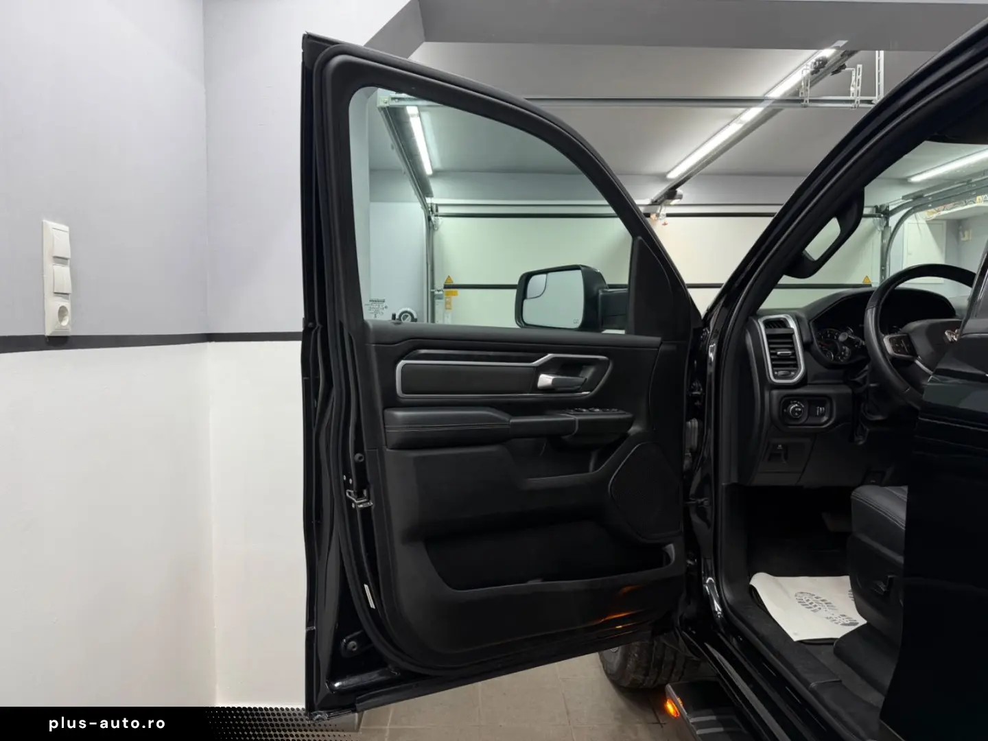 DODGE RAM 1500 5.7 V8 HEMI eTORQUE Bighorn
