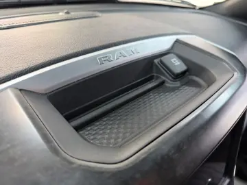 DODGE RAM 1500 5.7 V8 HEMI eTORQUE Bighorn