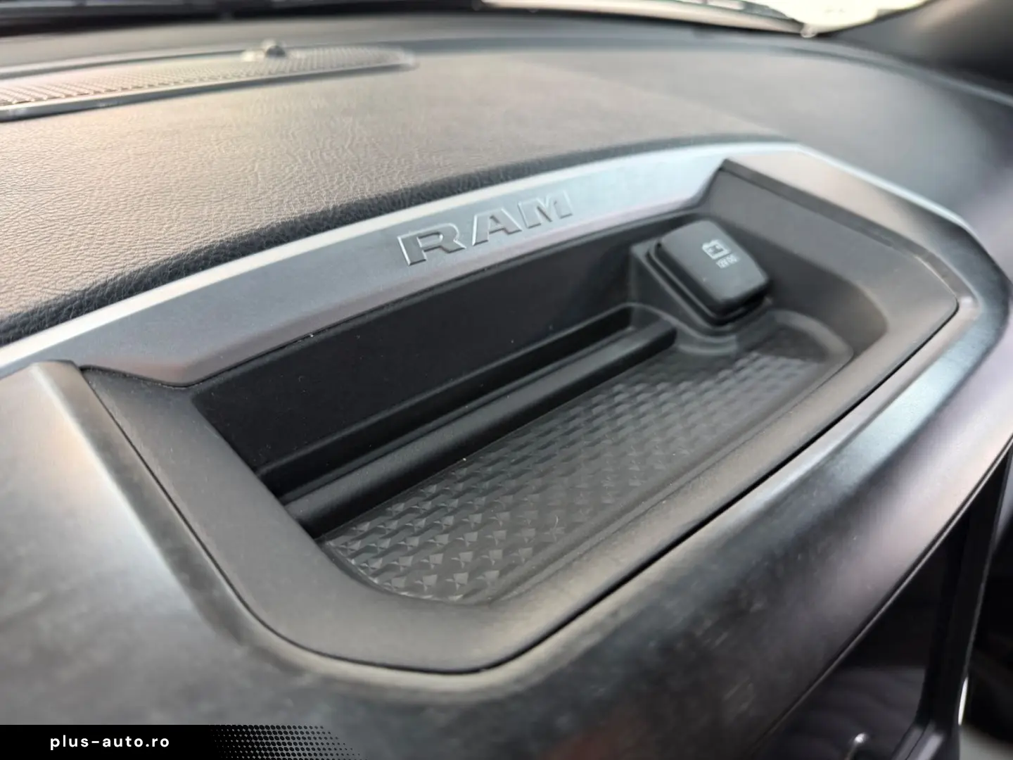 DODGE RAM 1500 5.7 V8 HEMI eTORQUE Bighorn