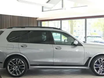 BMW X7 xDrive 40 d M Sport SKY-Lounge B&W 22  ICONIC