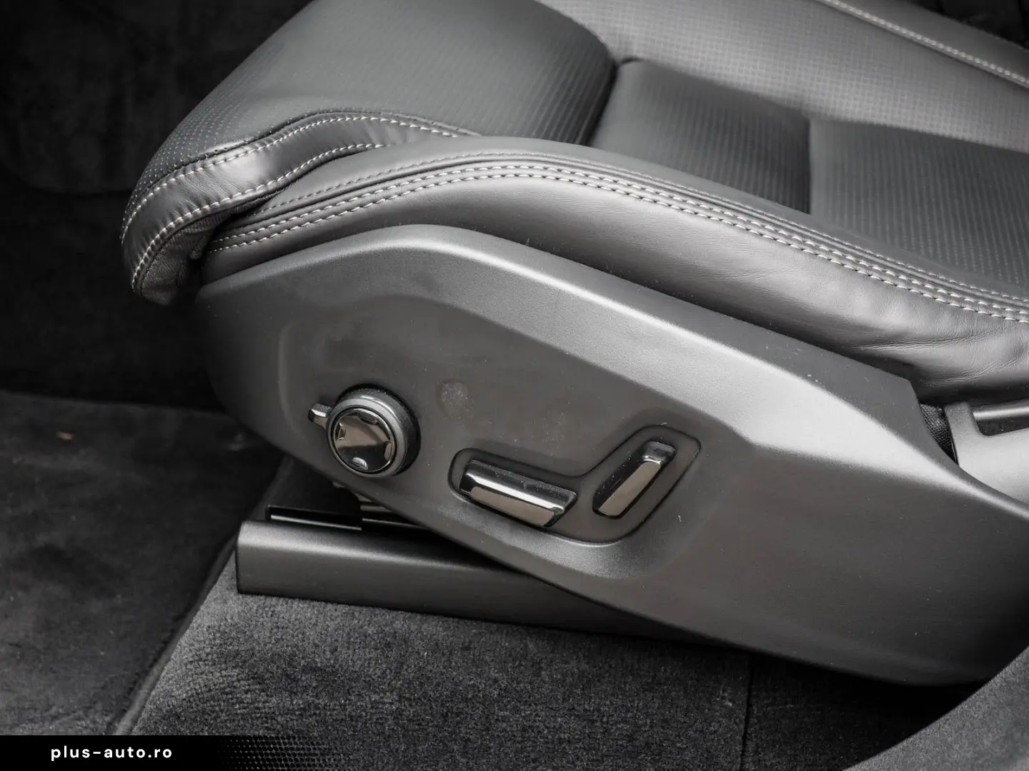 VOLVO XC90 T8 AWD Ultra Dark NP 108.620 -  B&W FOUR-C