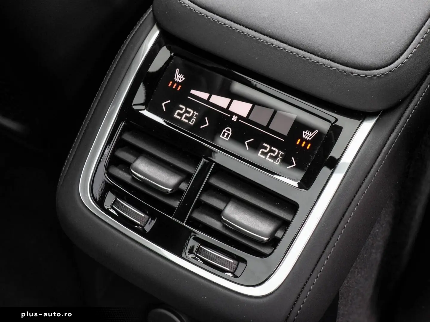 VOLVO XC90 T8 AWD Ultra Dark NP 108.620 -  B&W FOUR-C