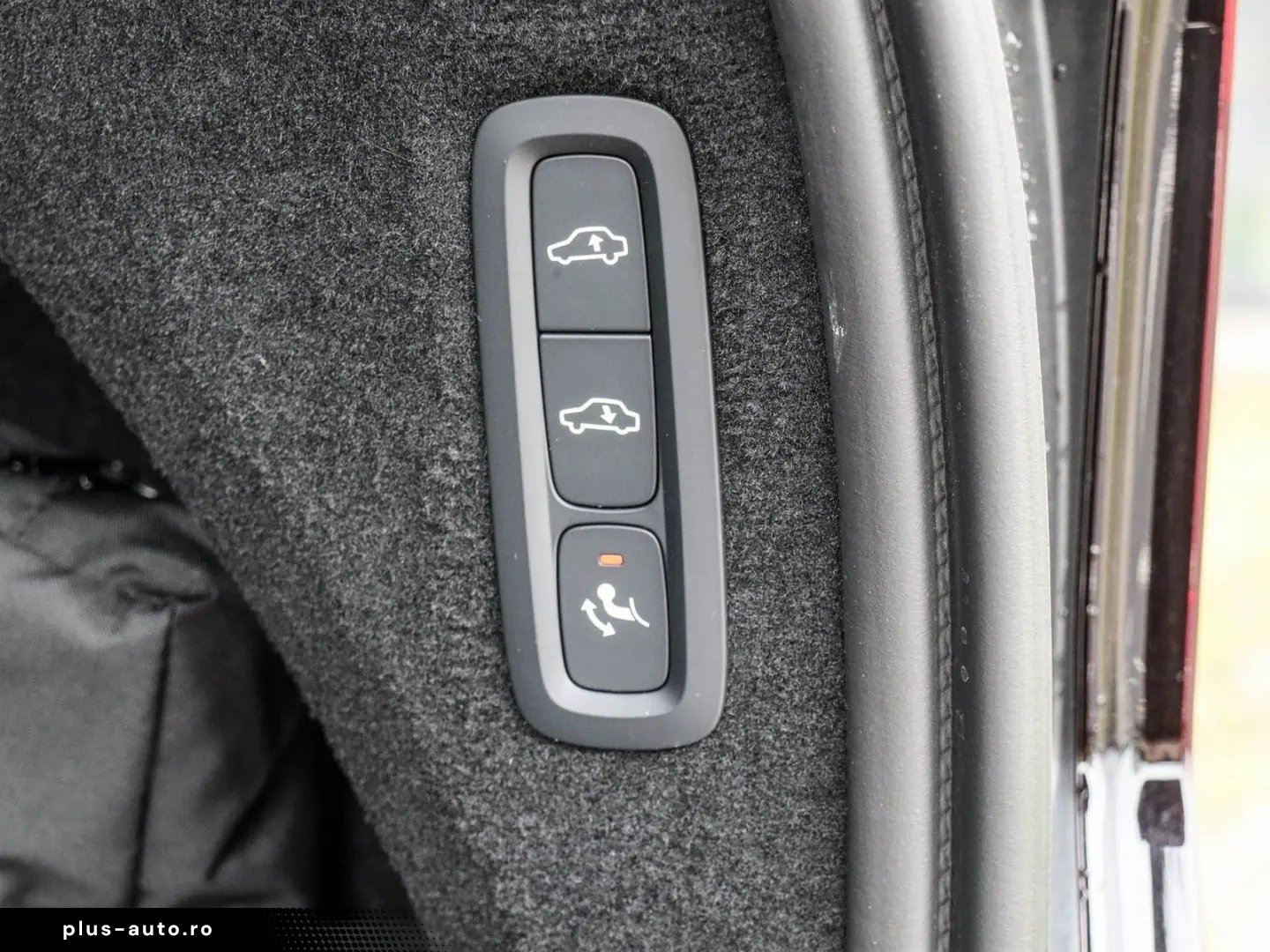 VOLVO XC90 T8 AWD Ultra Dark NP 108.620 -  B&W FOUR-C