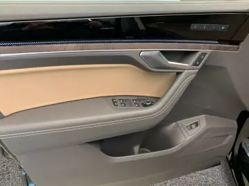 VW Touareg Elegance TDI 4M  AHK LUFTF STDHZ LEDER