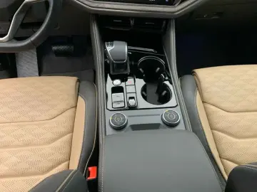 VW Touareg Elegance TDI 4M  AHK LUFTF STDHZ LEDER