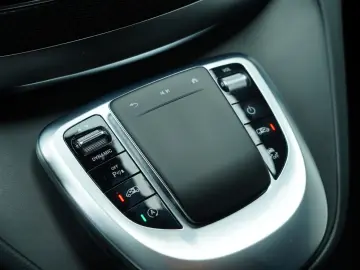 MERCEDES-BENZ V 300 d 4M L AVANTGARDE EDITION AMG 7-SITZER