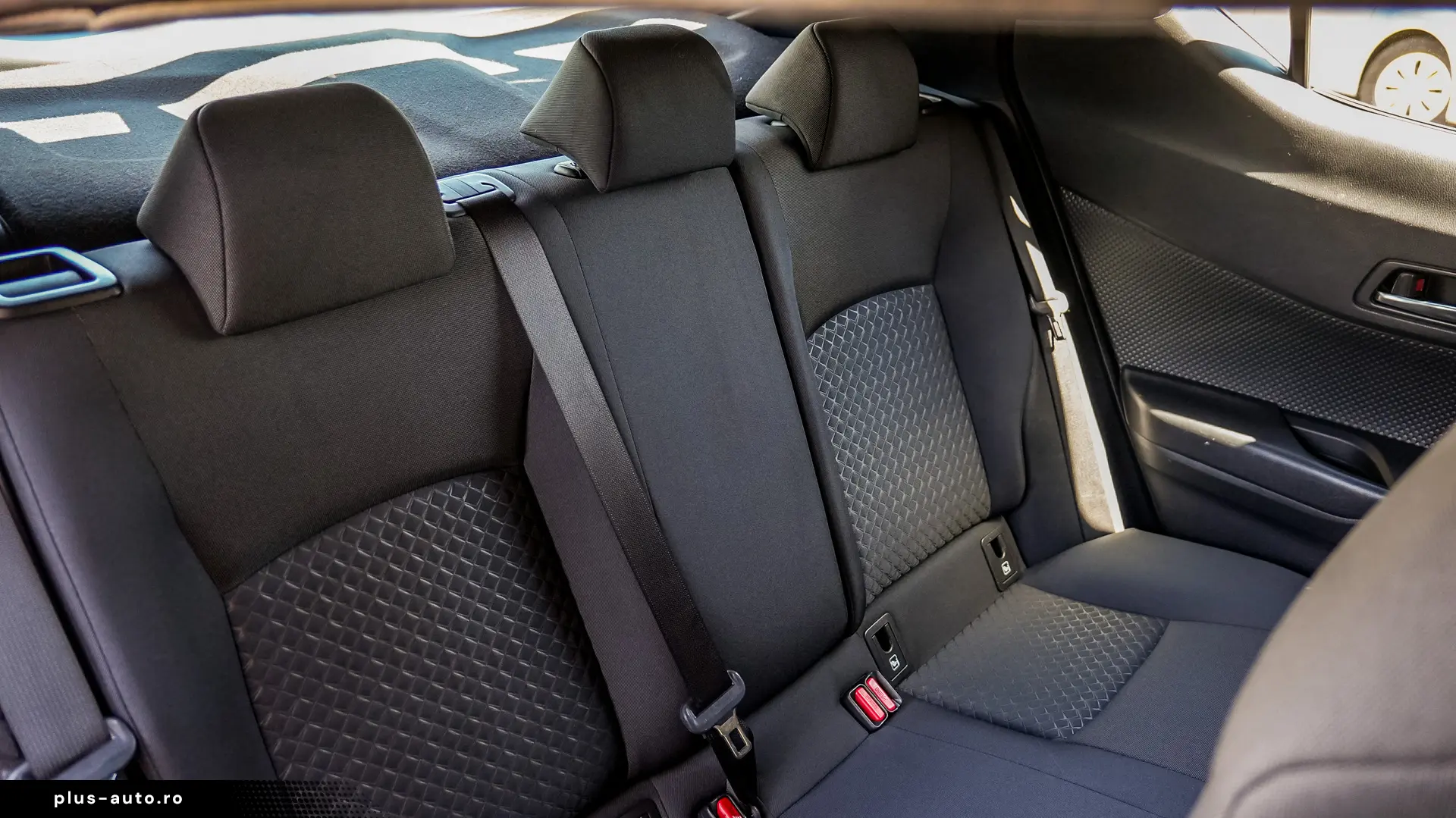 Toyota C-hr HYBRIDE 1.8L DYNAMIC BUSINESS