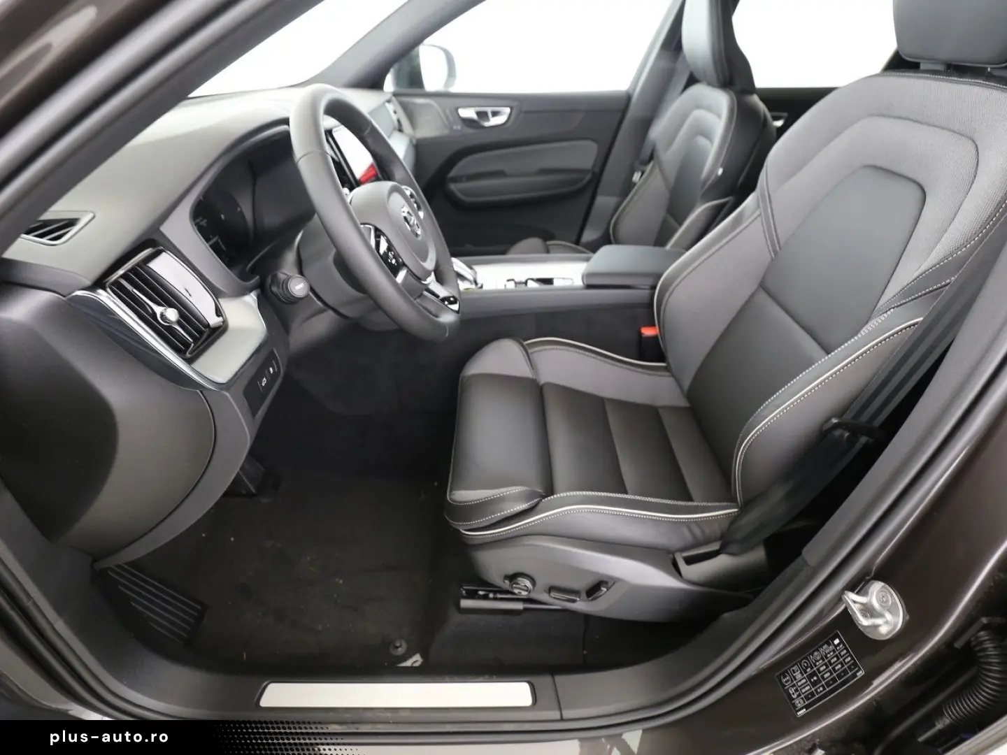 VOLVO XC60 Plus Dark Plug-In Hybrid AWD SELEKT 24 MTE!