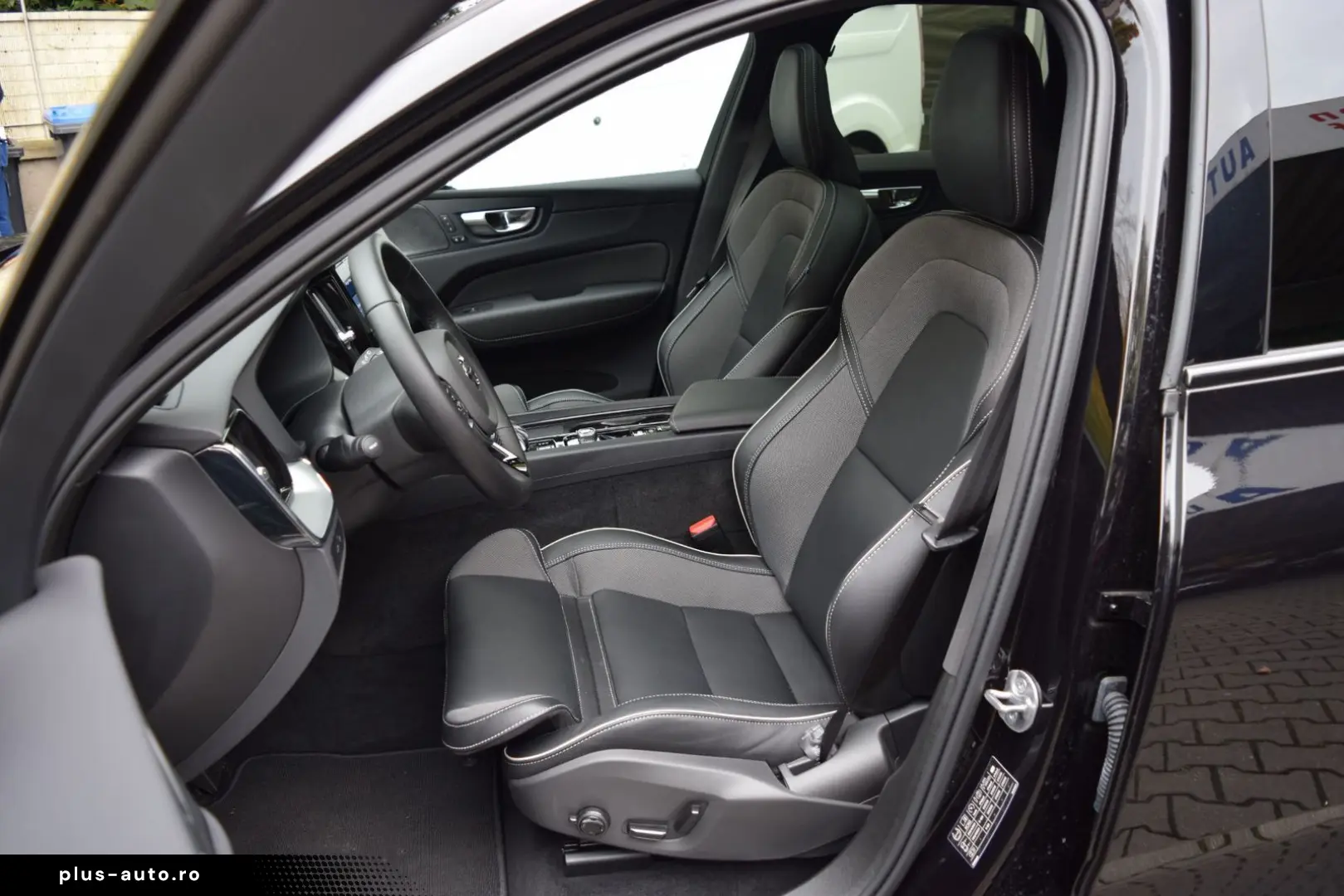 VOLVO XC60 T6 Plus Black Edition Head-Up 360 Pano H&K