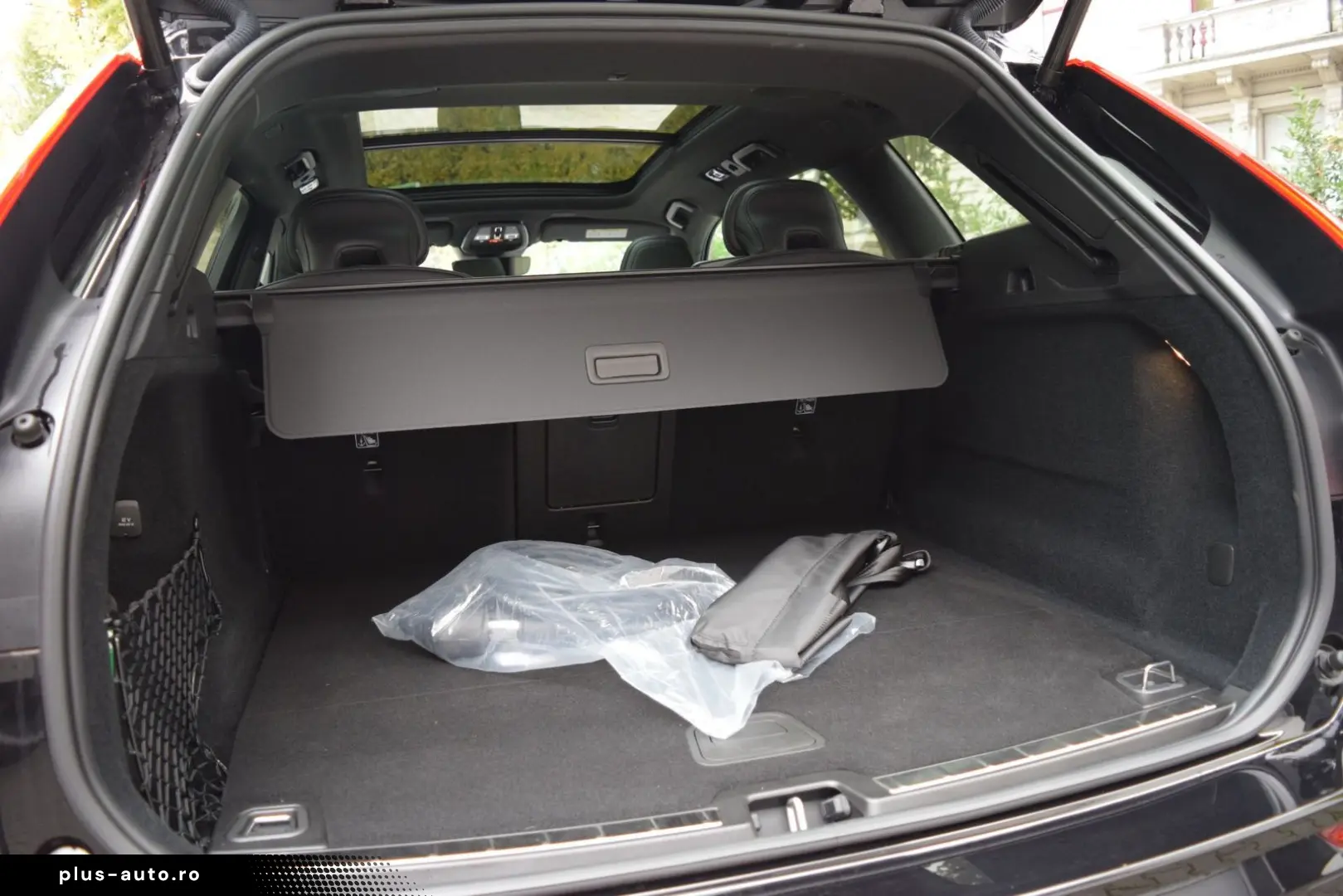 VOLVO XC60 T6 Plus Black Edition Head-Up 360 Pano H&K