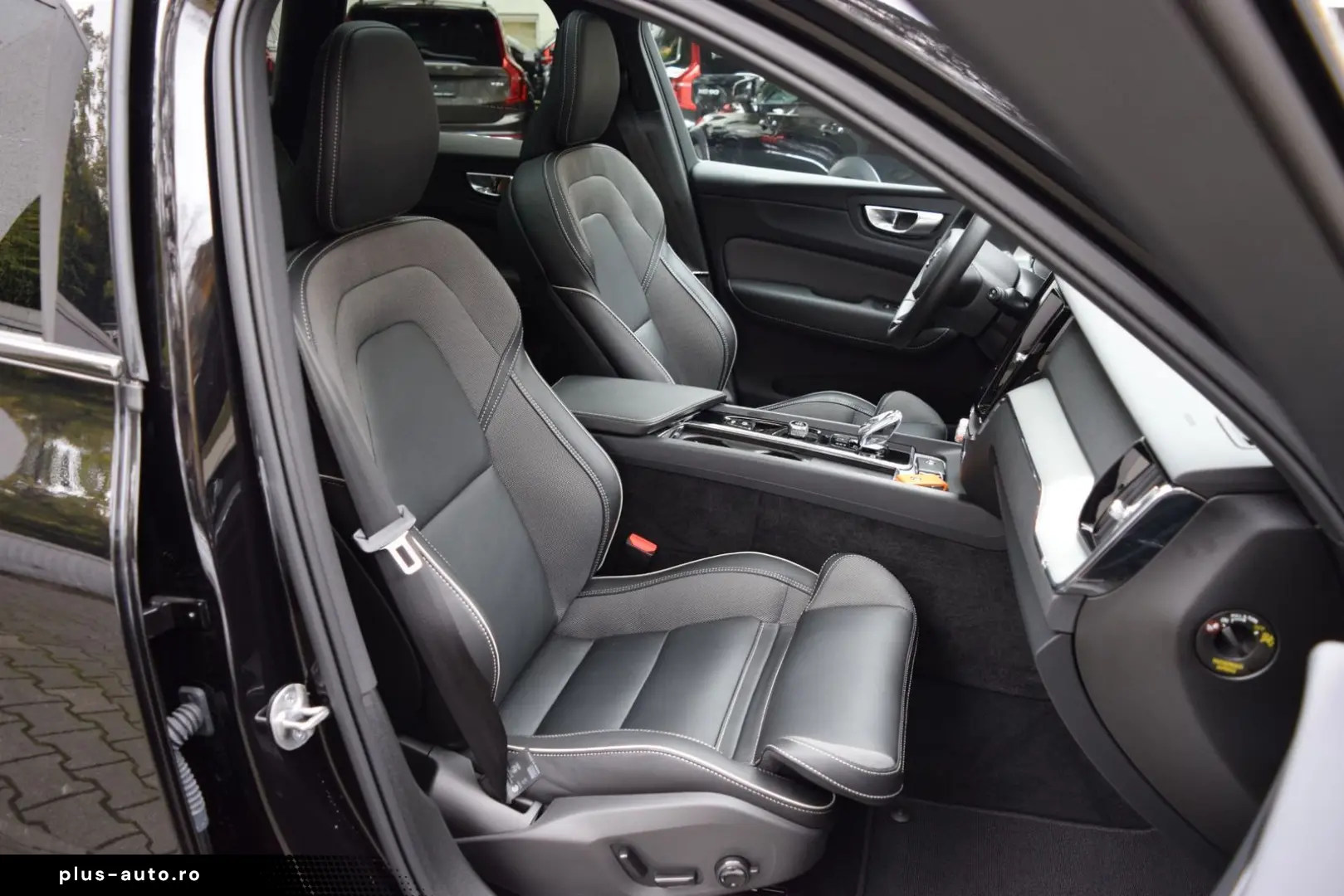VOLVO XC60 T6 Plus Black Edition Head-Up 360 Pano H&K