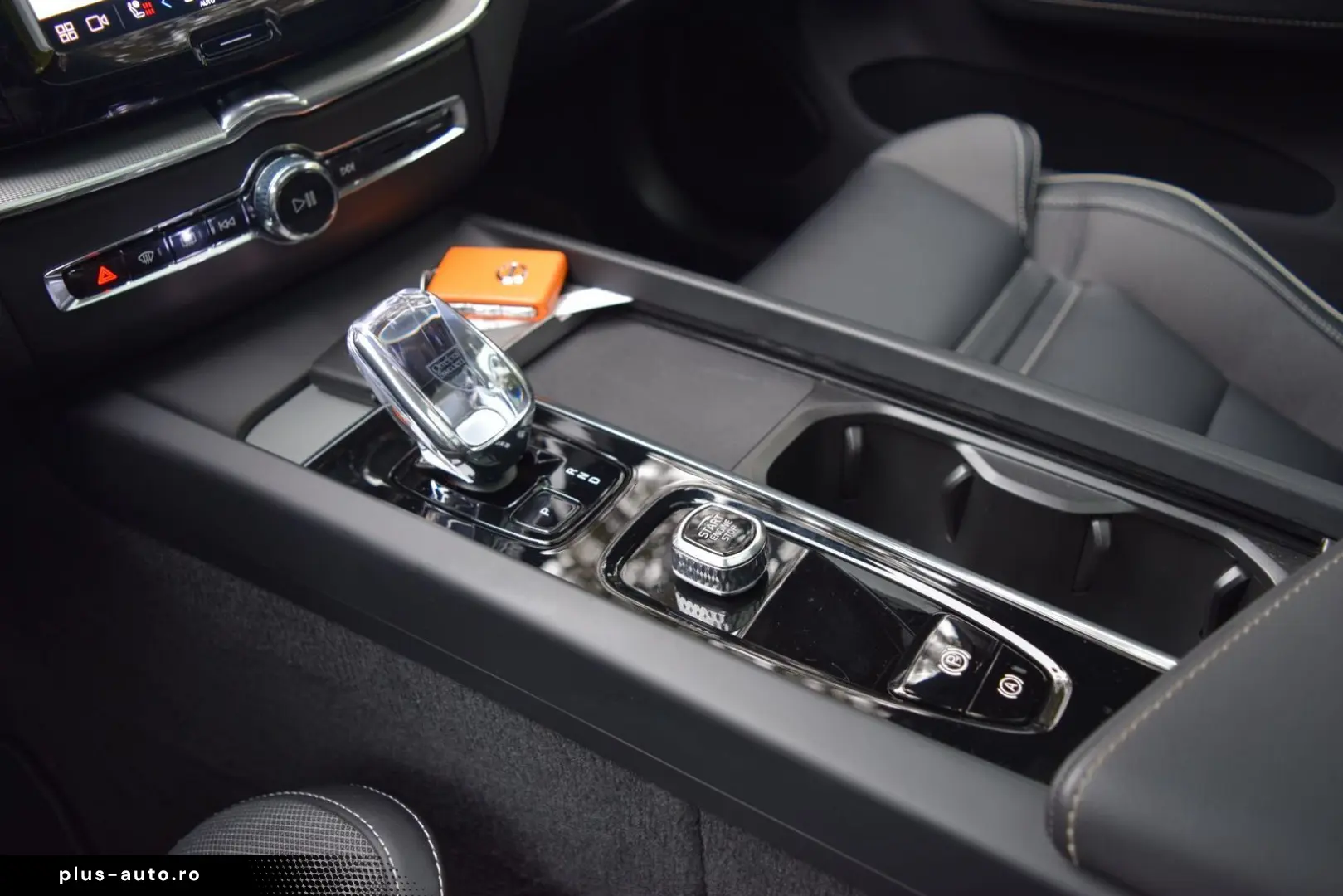 VOLVO XC60 T6 Plus Black Edition Head-Up 360 Pano H&K