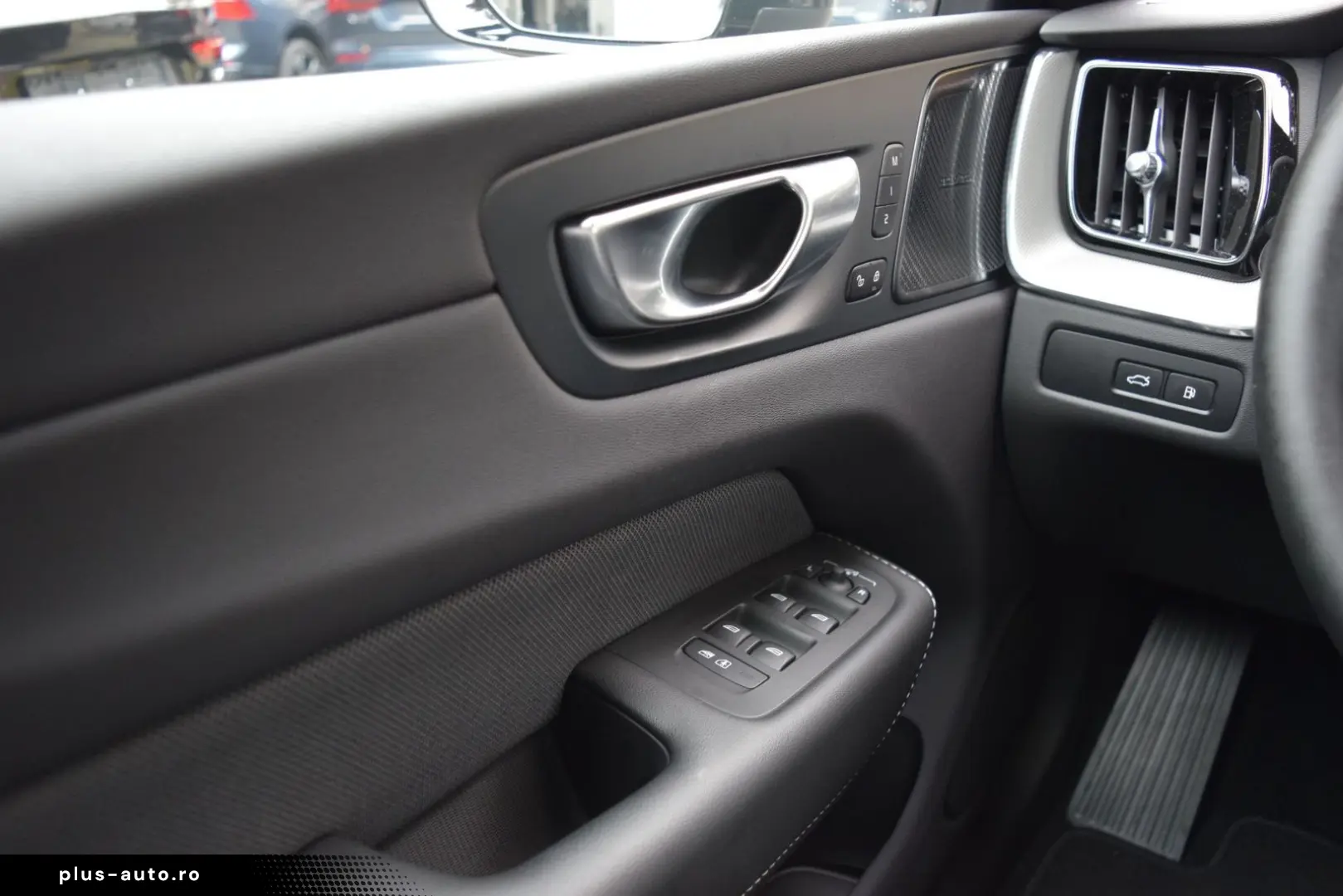 VOLVO XC60 T6 Plus Black Edition Head-Up 360 Pano H&K