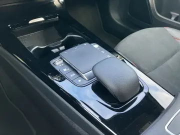 MERCEDES-BENZ A 250 E AMG LINE DCT  LED NAVI TEMPOMAT KAMERA