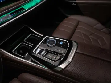 BMW 750e xDrive M Sport Pro  TV  Gran Lusso