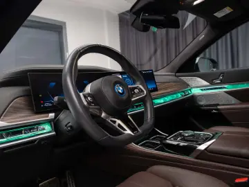 BMW 750e xDrive M Sport Pro  TV  Gran Lusso